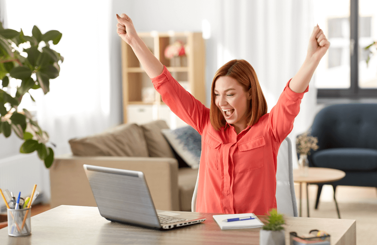 A happy woman who just applied for short-term loans in Ontario